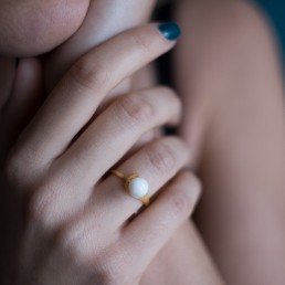 Anello Calla con perla di latte materno.
