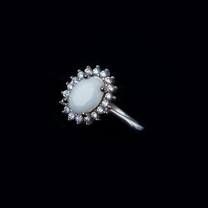 Anello Kate con pietra di latte materno.